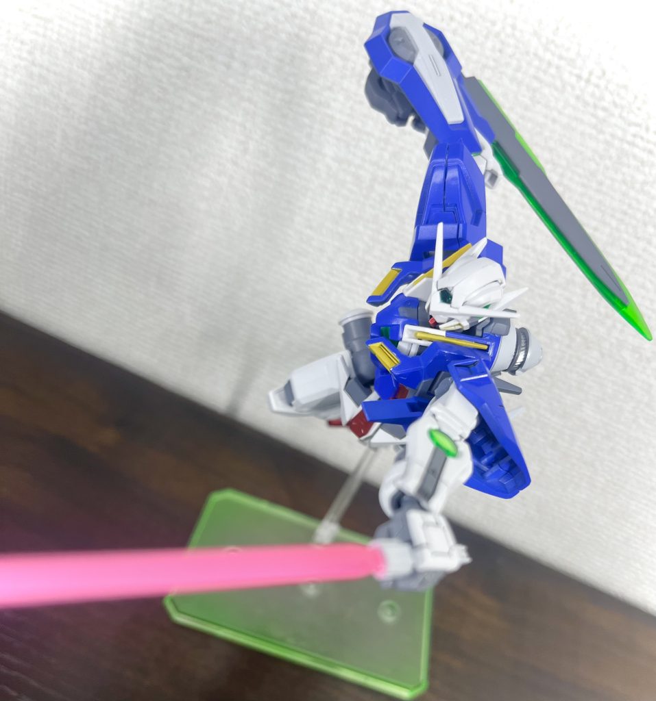 GNビームサーベルクリアパーツは付属しておらず、一体成型なのでビーム刃は下地シルバーに蛍光ピンク、クリアレッド