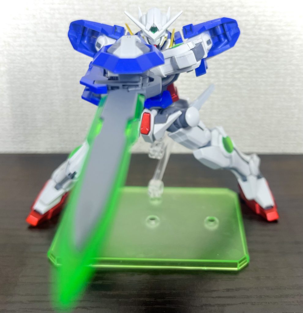 劇中印象的だったGNソード改構え。肩も上がらないため張らせたポーズが難しいですね。