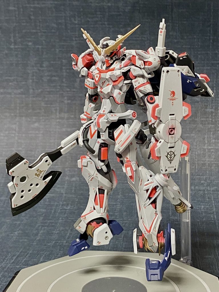 マーキングデカールをミッチリと張り込んで艶消しクリアコート。ネタ被りに怯えつつの仕上げ作業でした。