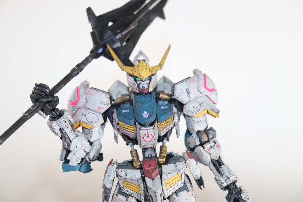 工作はゲート痕消しと段差の掘り直し程度です。白はガイアのスチールホワイト、青と黄色と赤は若干淡めにしました。カメラアイとピンク色のところは蛍光塗料を使いました。