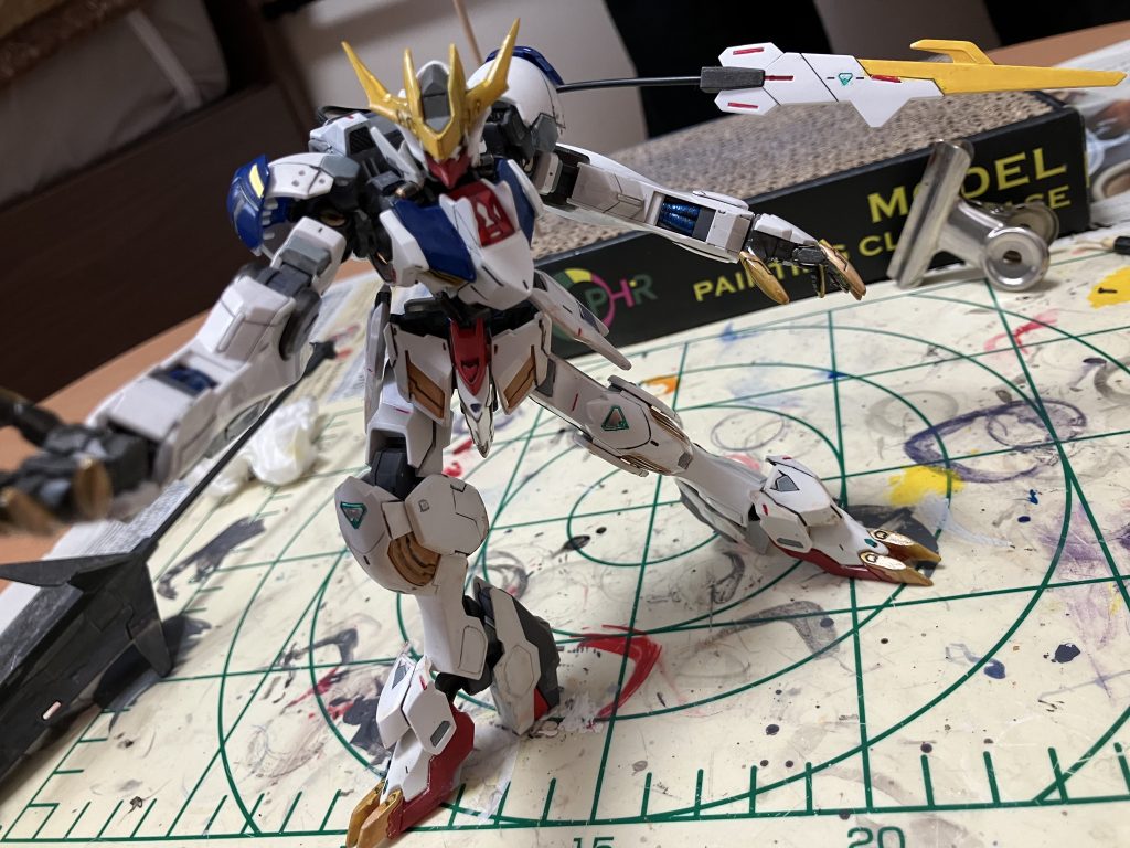 手足の爪はゴールドで塗装してます