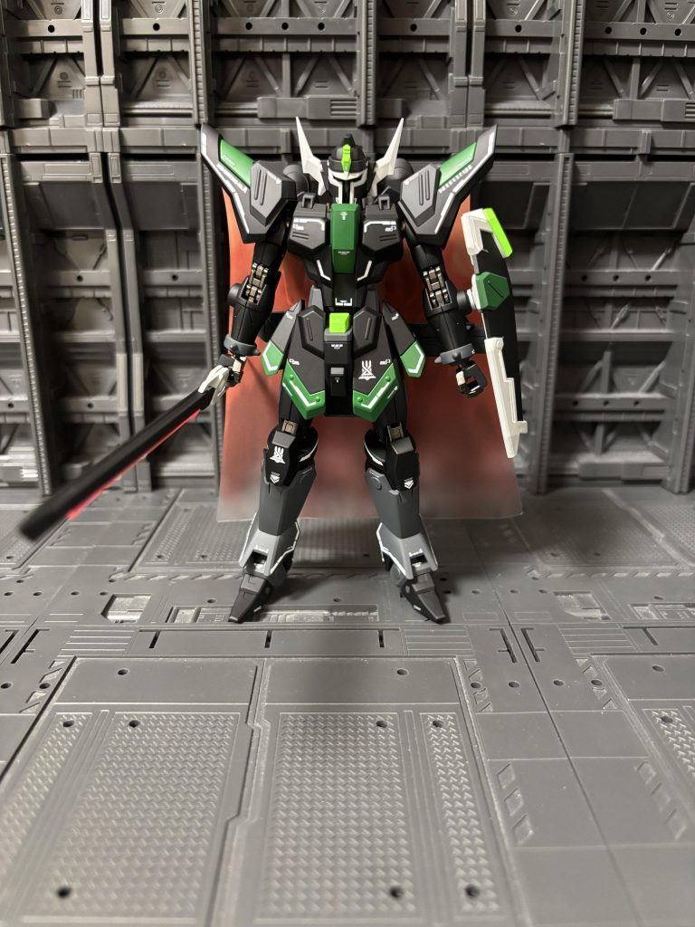 正面から。武装もシンプルで本体もシンプルですがマントがあるおかけで寂しくないです。関節はガイアのガンメタで塗装しています。結構成形色に近いです。