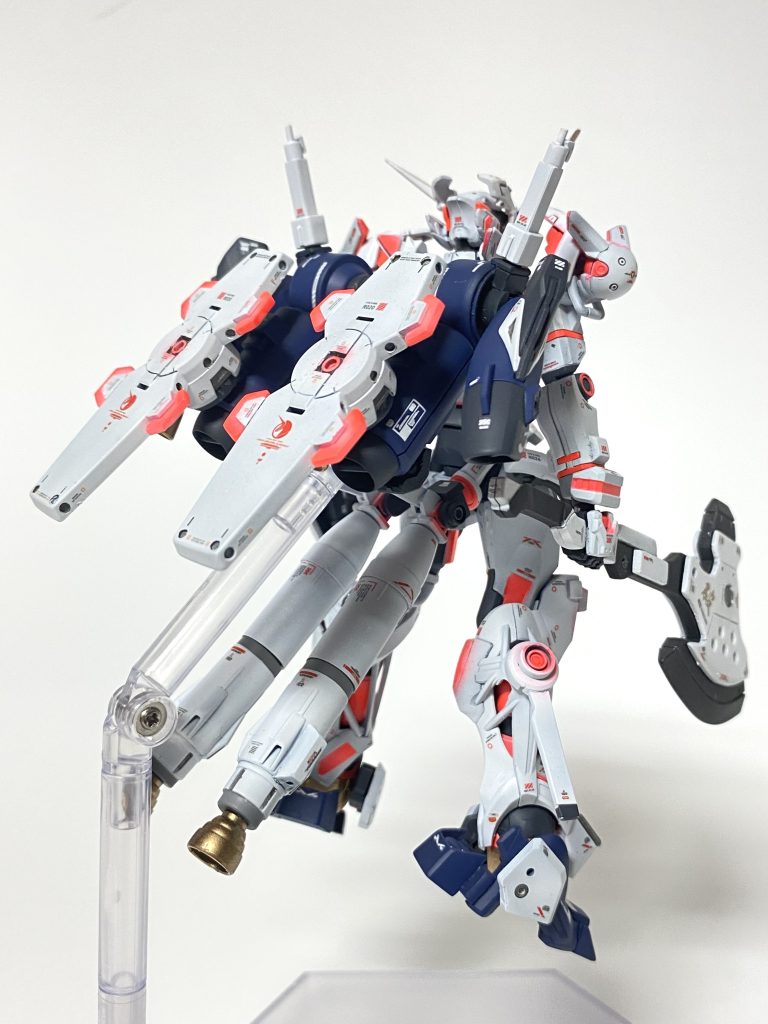 背面から  基本宇宙空間戦仕様で腰部後方にスラスター付きプロペラントタンクを装備し高い機動性能を発揮できる。背面バックパックには腕部と同じアイフィールドシールドビットを装備し、ビームカノンによるオールレンジ攻撃、アイフィールドバリアなと攻防共に自由自在の戦闘力を発揮する。