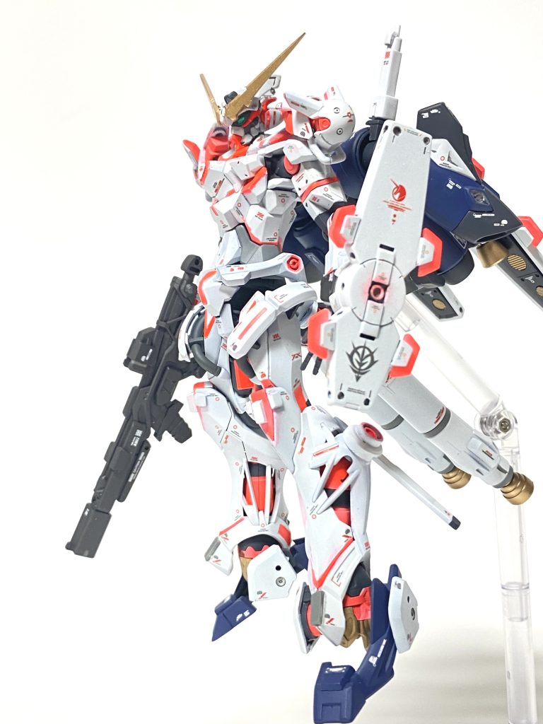 射撃兵装 ビームマグナム装備で 近接格闘兵装としてバックパックにビームサーベルX2を装備している。