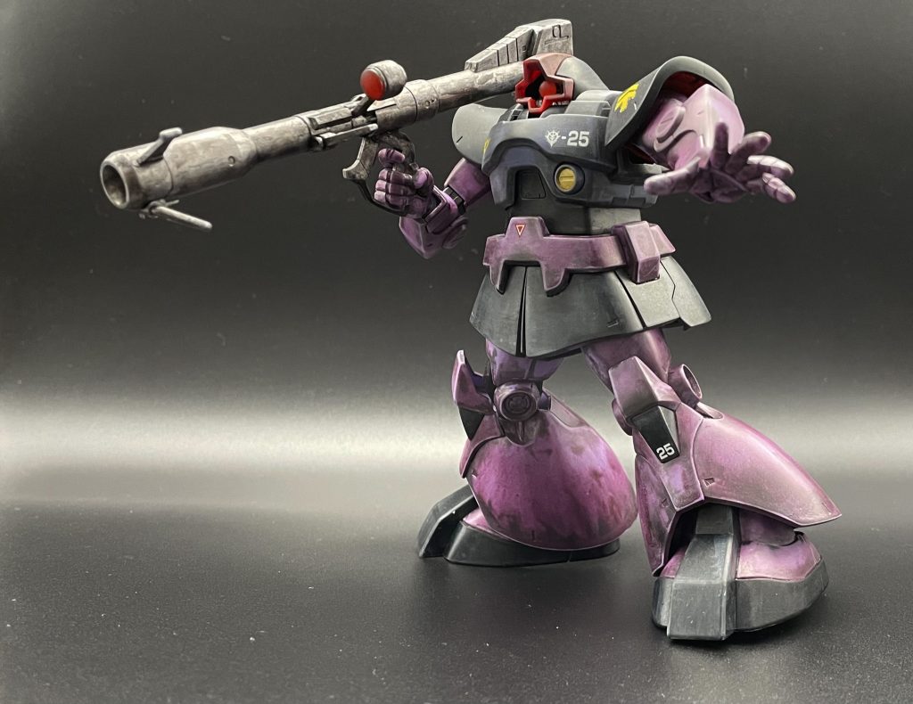 整形色に艶消しを吹いたものに水性ホビーカラーの黒→乾いたら縁を残しつつヤスる→グレー→乾いたらヤスる→薄く紫をフィルタリングするように塗るという仕上げ方。この作品もある意味転機な作品。