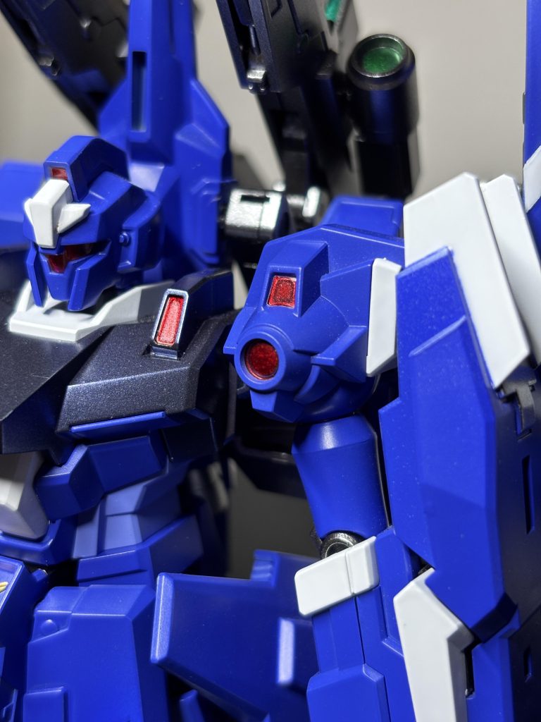 赤と緑はキャンディー塗装にしましたがクリアが染色系のため、その後の青に染み出してきて、何層も塗り直しました。