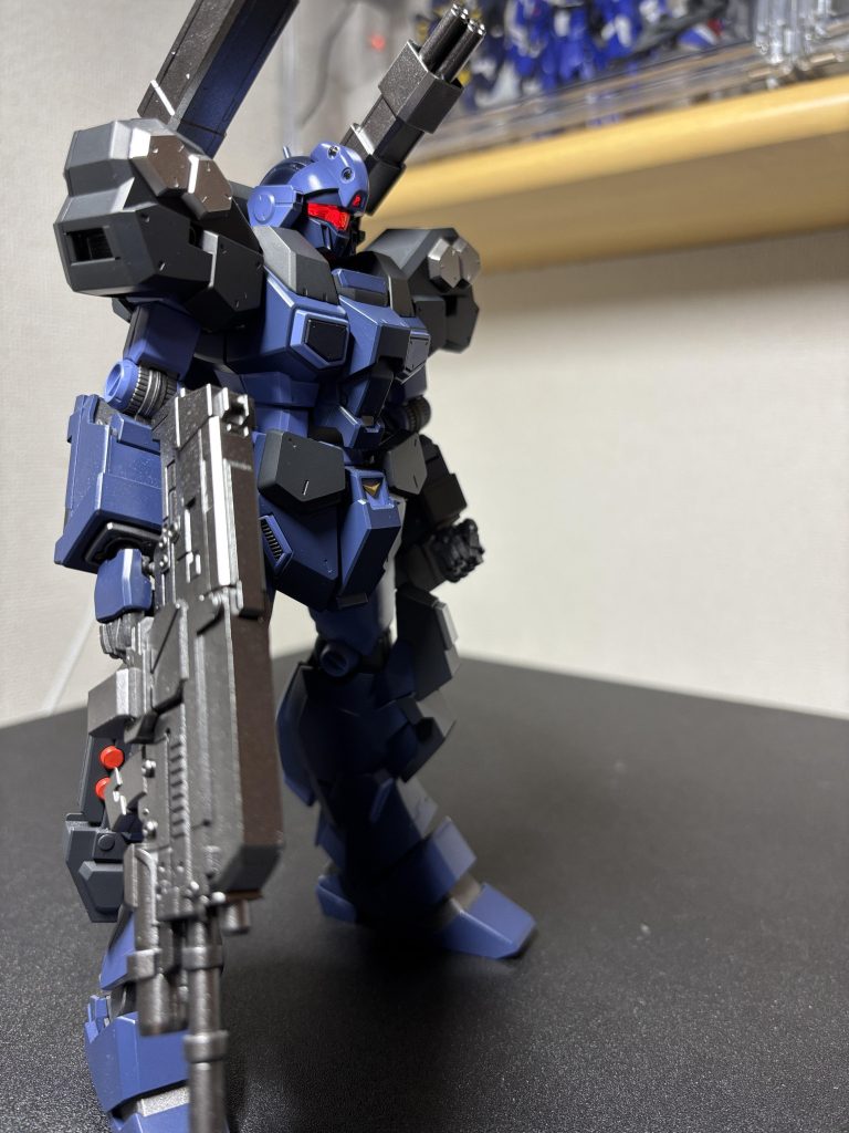 一体成型のハンドパーツも厄介でこのサイズのライフルでもたれてきます