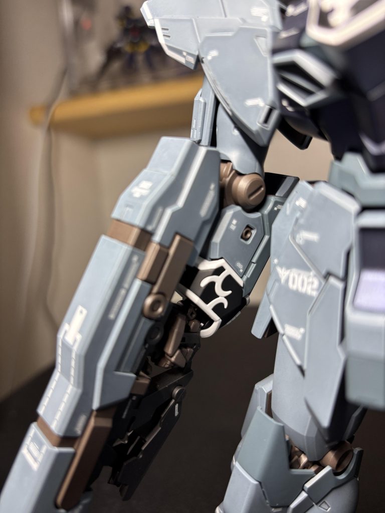 関節はガンメタサフとブラウンで金属感を出しました