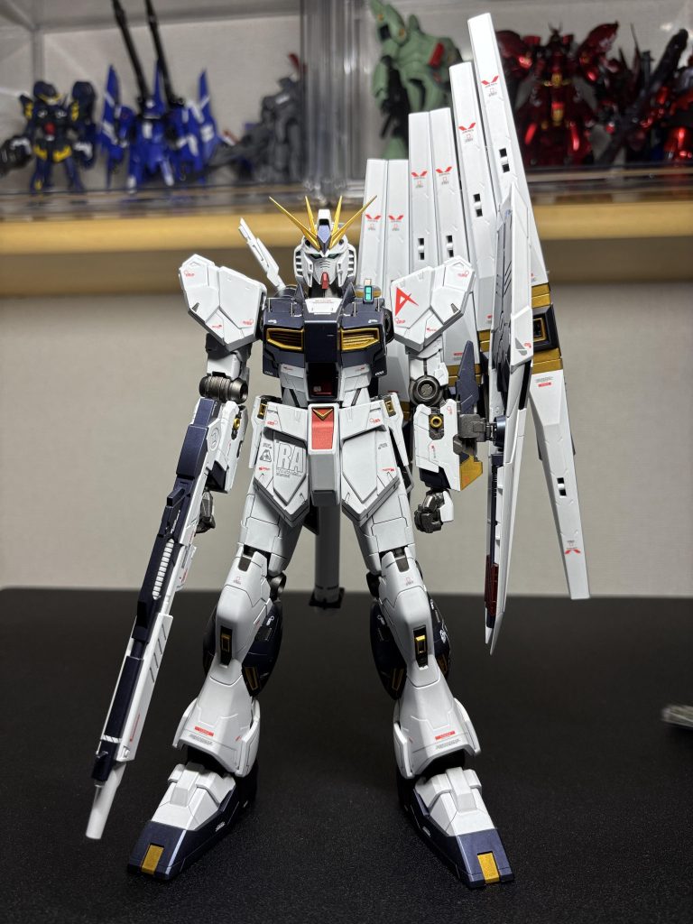 10年間のキットですがサイコフレームを露出させなければ、普通のニューガンダムとして飾れるので、懐が深いキットだと思います。