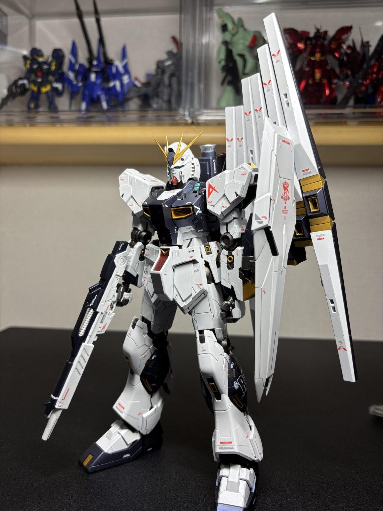 劇場版の様な白一色の方が好みなので、灰色部分も白にしました