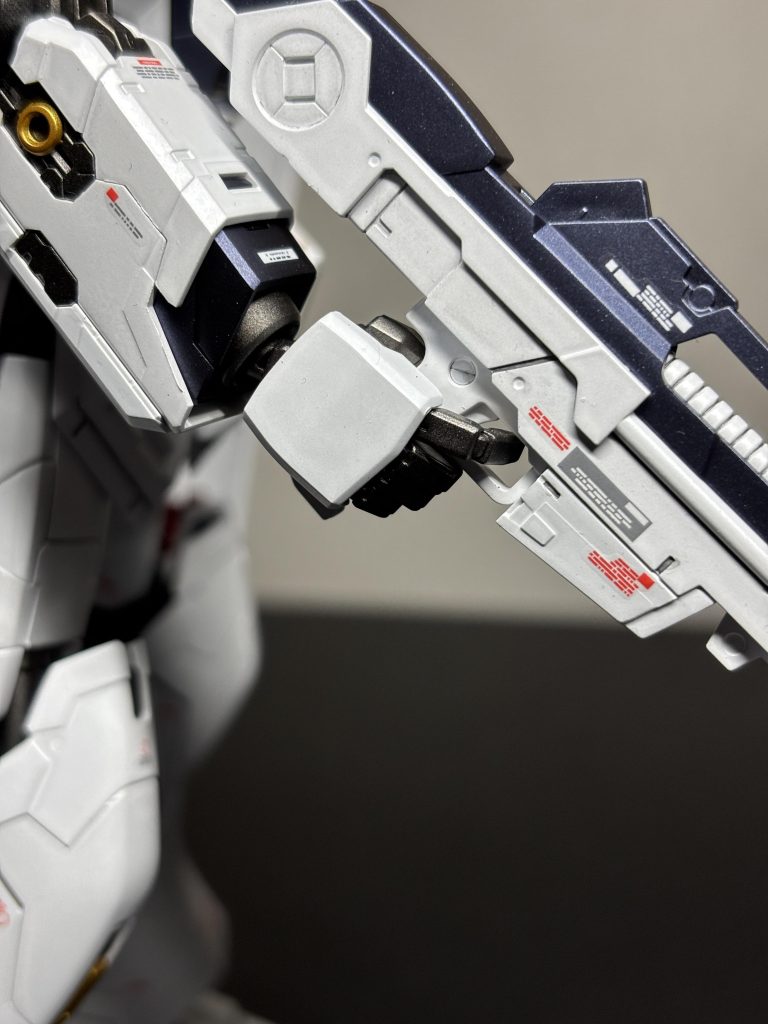 エモーションマニピレーターは扱いづらいのでライフルの持ち手はシナンジュの物を使いました。