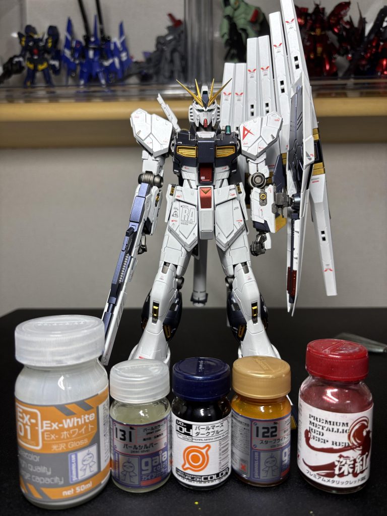 外装:(白)グレサフ→EXホワイト→パールシルバー、(紺)黒サフ→パールマーズダークブルー、(黄)黒サフ→スターブライトゴールド、(赤)黒サフ→プレミアムメタリックレッド深紅フレーム:黒サフ→ライトガンメタルトップコート:EXセミグロスクリア