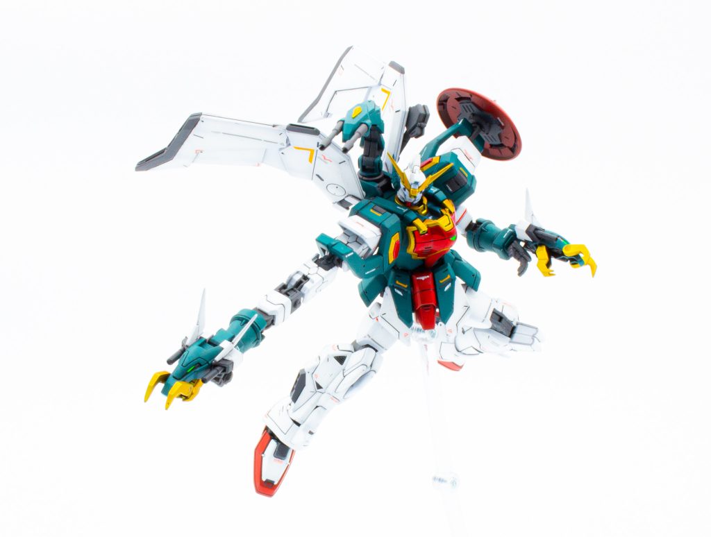 ドラゴンハングなどギミックの再現もバッチリ！前腕部のみ合わせ目が出ますので後ハメ加工、合わせ目消しを行っています小さなパーツもハメ殺しになることなく分解できるので塗装派にも素組み派にも嬉しいパーツ構成ですね