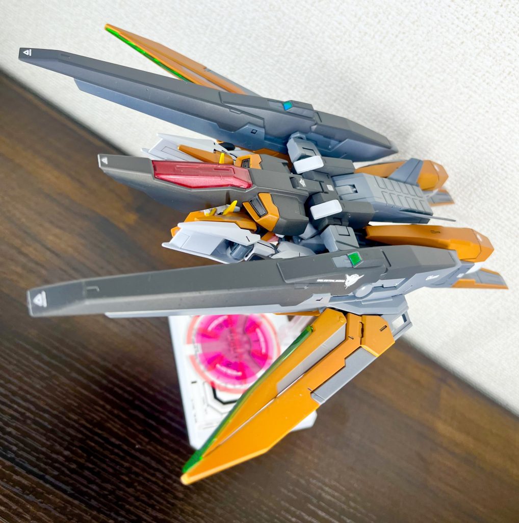 飛行形態機首のキャノピーは下地シルバーにクリアレッド