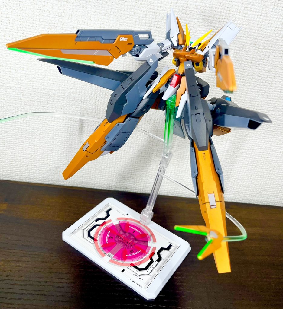 脚部のブースターが干渉してあまり激しくポージング出来ませんが、シザービットも添えて飾っています。