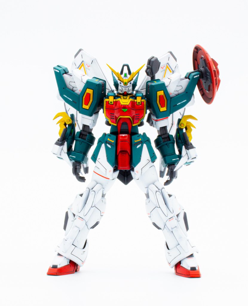 正面からの画像ですキットはマッシブかつスタイリッシュ絶妙なプロポーションで立体化されていますが太もも部分だけやや貧弱に見えたので外周に1mm程度に薄く延ばしたエポパテを貼り付け削り込んで整形し太らせています全体のバランス調整で腹部をプラ板で1mm延長しました他はキットのままのプロポーション、めちゃくちゃカッコイイです(gandam-hand2)