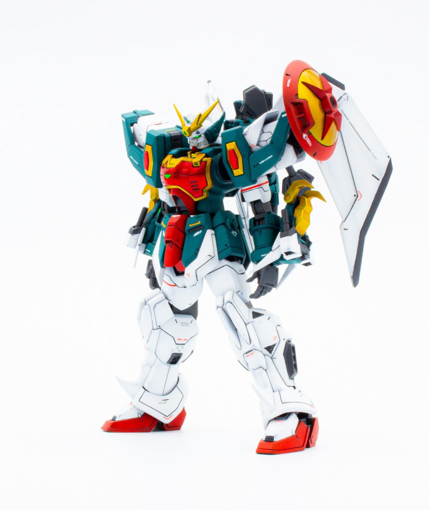 脚部と腰アーマー、肩アーマーにスジ彫りを追加しディテールアップ既存モールドは深く彫り直し脚部は結構複雑なデザインなのでディテールの彫り直しが効果的に感じましたアンテナやドラゴンハングなど、プラ板を貼り付け削り込みシャープ化しています