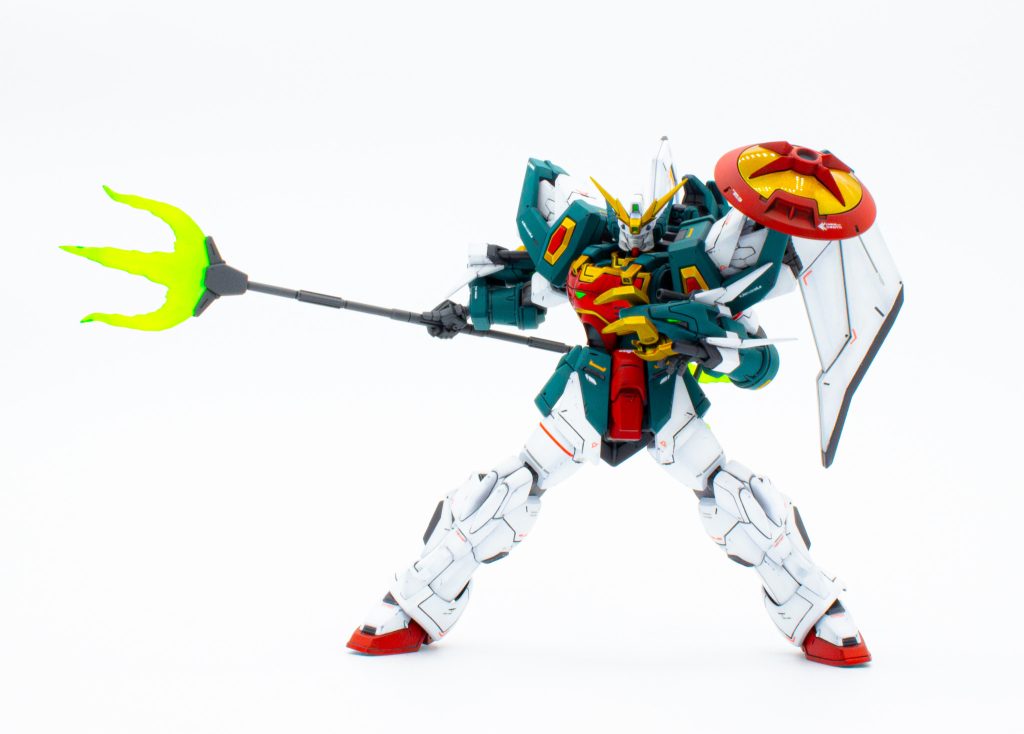 全体をつや消し仕上げ胸と肩の赤とシールドのゴールドはつや有りでアクセントにしていますシェンロンやEW版アルトロンもカッコイイんですが個人的にはこの緑、赤、黄の組み合わせが一番らしいカラーリングかなぁと思います(中国感があって好き)