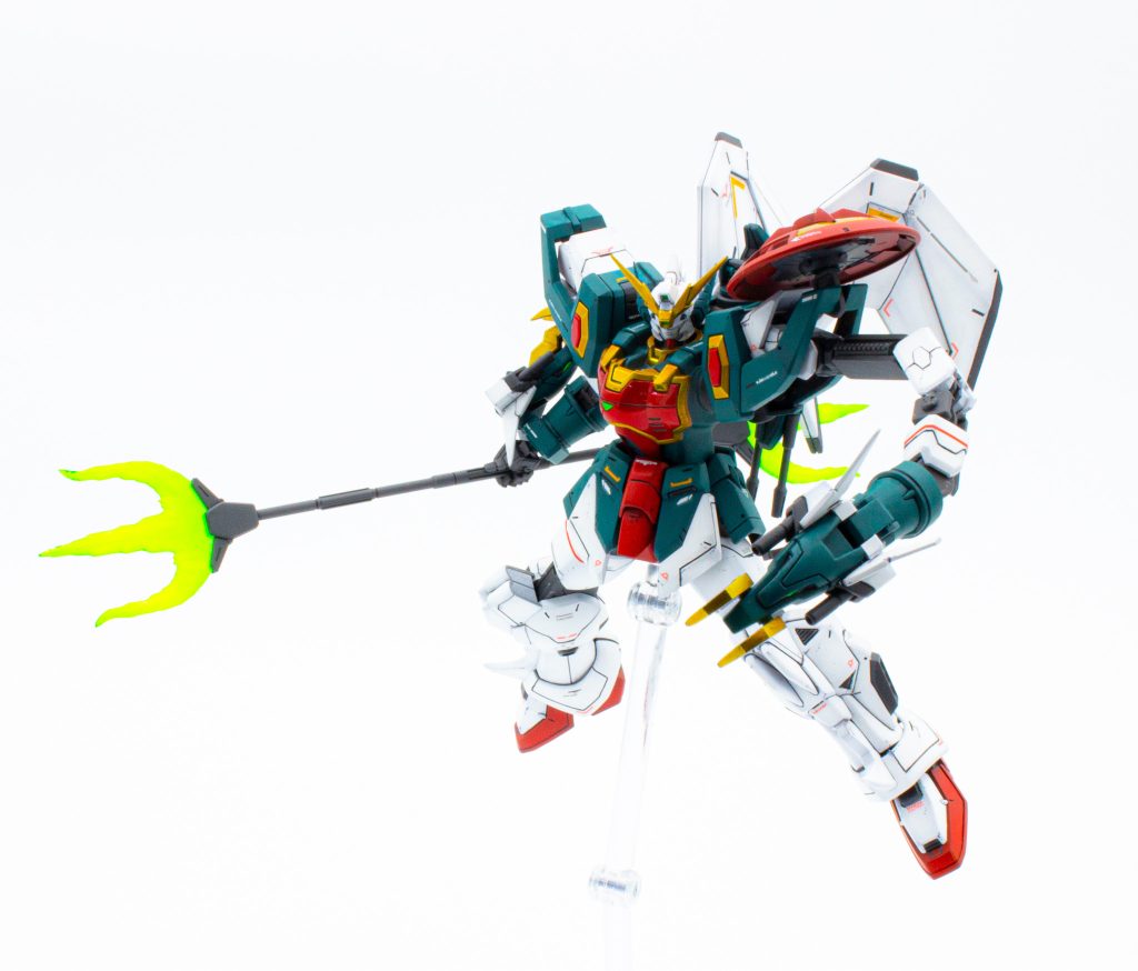 塗装は設定の配色を基本としていますがやや落ち着いた雰囲気を意識していますどの色も一段暗い色を下地にし、下地色を生かした立ち上げ塗装で軽くグラデーションをかけました