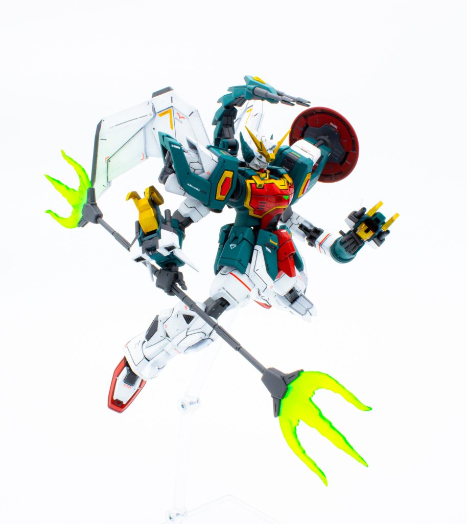 銃口やダクト部分などは設定とは違いますがグレーで塗り分けてみました塗り分けは、ラッカー塗料→タミヤアクリル塗料→マジックリンで拭き取りで行うことが多いですデカールは専用のものがないので、余り物をそれっぽく配置しています