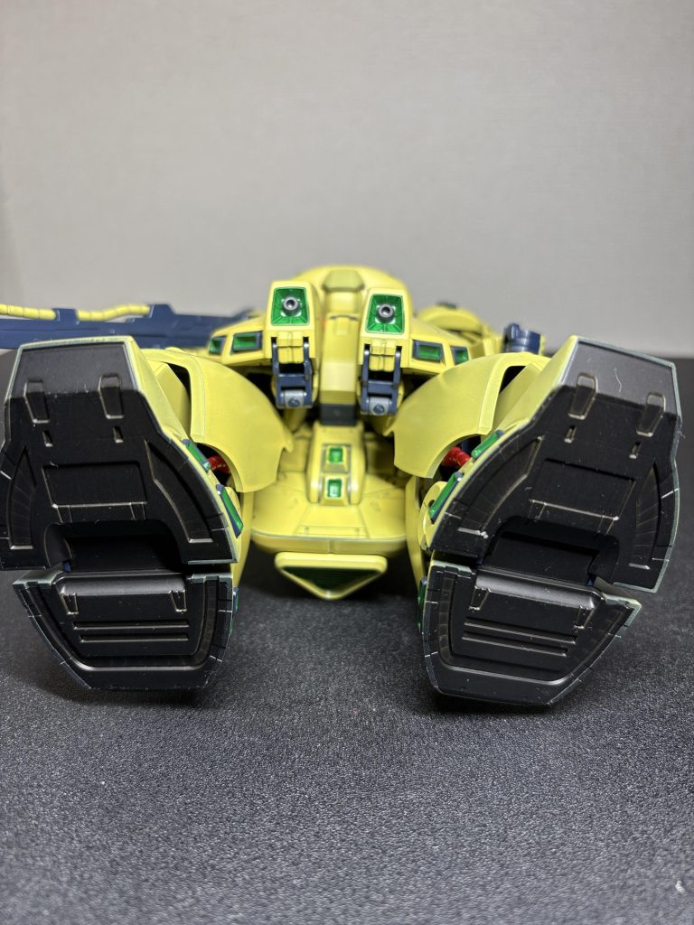 途中で調色した塗料が足りなくなり、足の裏はサフ止まりです。