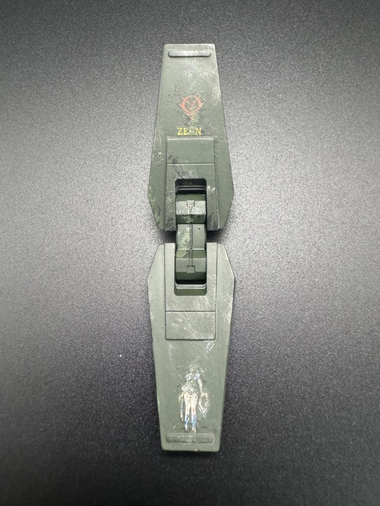 シールド。Zからユニコーンの時代まで使い込まれている感じ。整備はされているが古くなったものをイメージ。最近のウェザリング中では1番好み