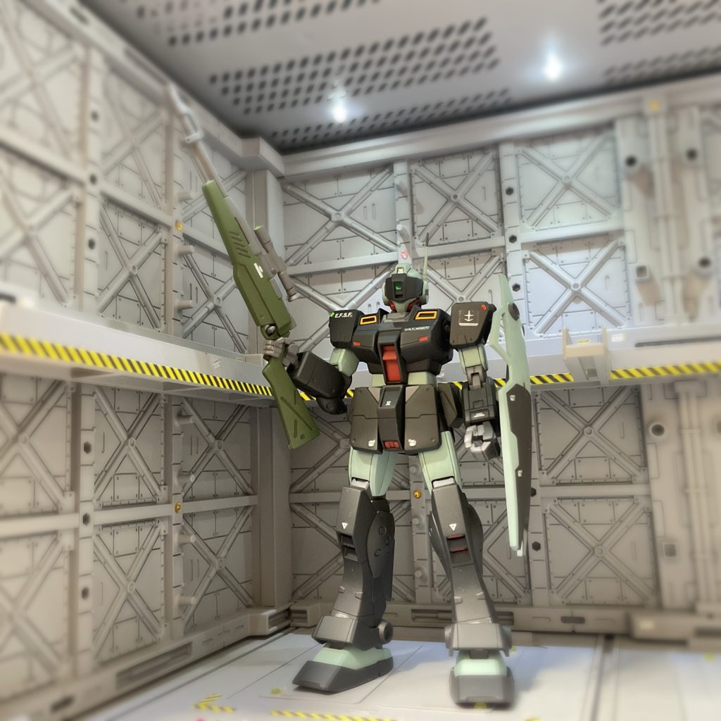 ゴーグルを下げた状態でポーズをつけて全体ショット📷ゴーグルを下げるとスナイパー感が増して良い感じですね😍デカールはHGUCリド・ウォルフ機の写真を参考に手持ちの水転写デカールから似たモノをチョイスして貼ってます。