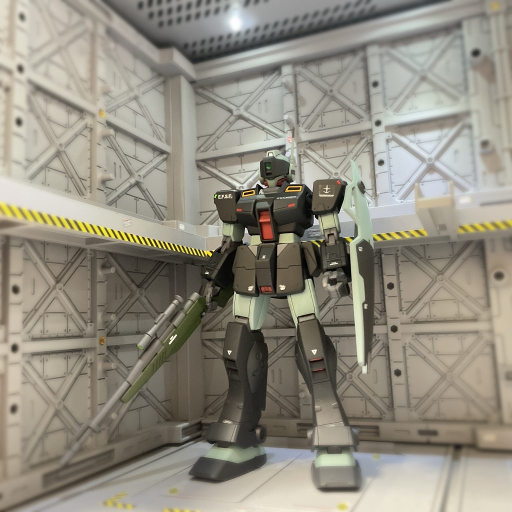 ジム・スナイパーⅡはこのゴーグルを下げた狙撃時のスタイルが良いですね。ブラック基調のリド・ウォルフ機カラーは素ジムとは違った特別感マシマシな雰囲気を出してますね。いつも全塗装しているので成形色とは違う色でと思い塗装する色決めをしていますがリド・ウォルフ機カラーとてもカッコ良かったです。