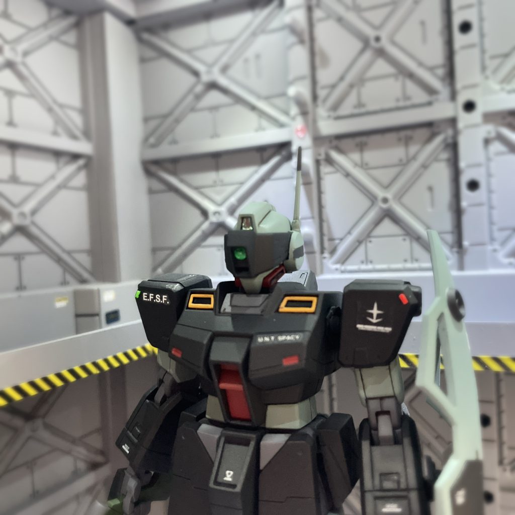 バストアップ②ライフル狙撃時ゴーグルを下げた状態トサカ部メインカメラはグリーンのラピーテープを貼り上からブルーのUVレジンでコーティングしてあります。