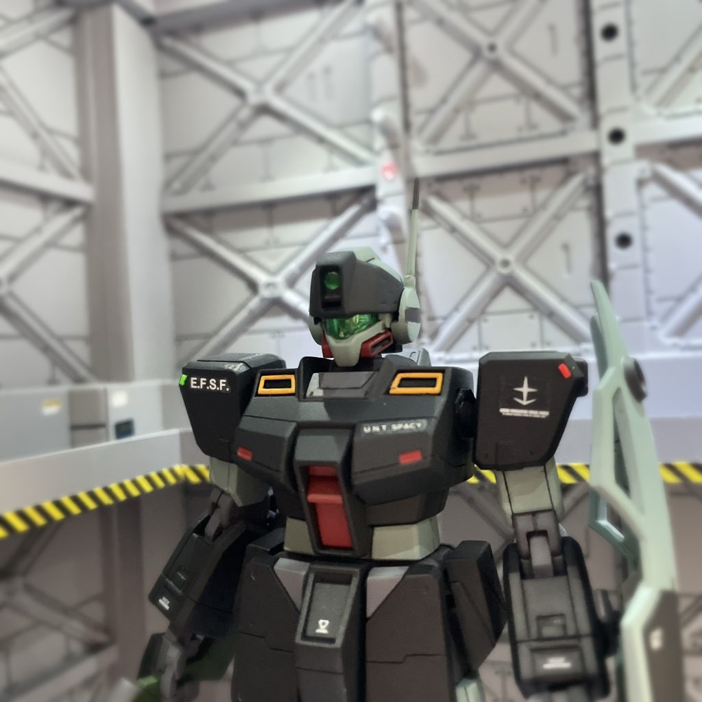 バストアップ①最近お気に入りのレッド・グリーンの航空灯を両ショルダーアーマーに貼り付けてあります。