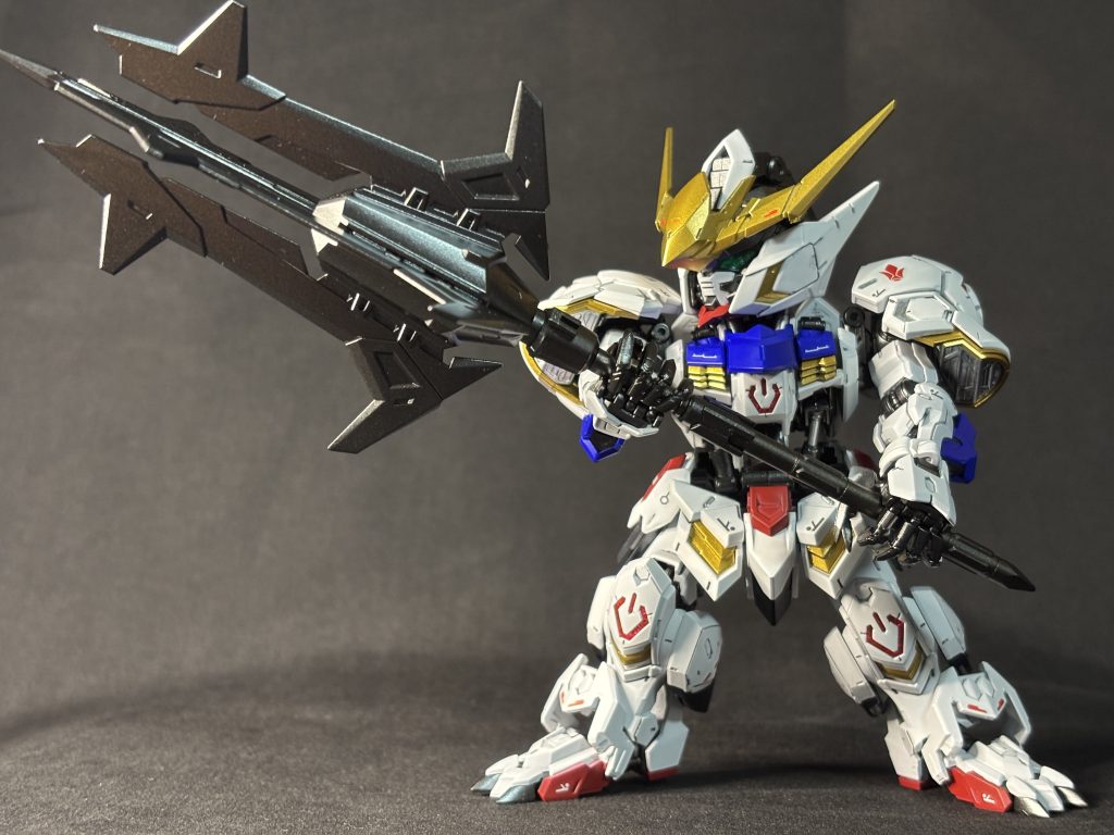 赤と青はRAYVEというシリーズを使いましたが隠蔽力が弱めですデカールはオルフェンスのDXデカールを使いました1/100と1/144セットのため、SDに合うのを選びました