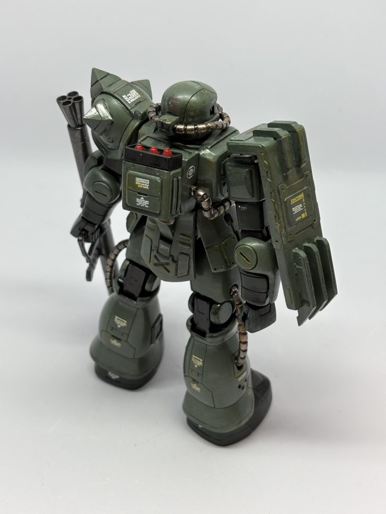 盾も復讐のレクイエムを真似して爪を付けました。結構カッコいいな。足にベルトで付けるミサイルポッド…ベルトが全部ブチ切れたので、寂しい印象のバックパックに移植しました。悪くない。