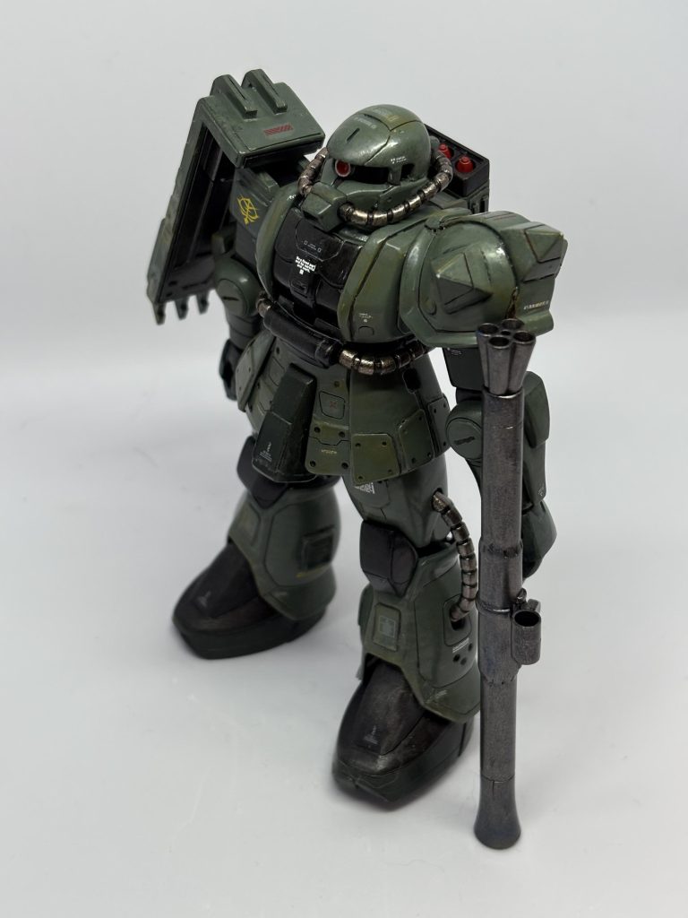 肩のスパイクは切り飛ばして復讐のレクイエムのザクを真似してプラ板で作ってます。