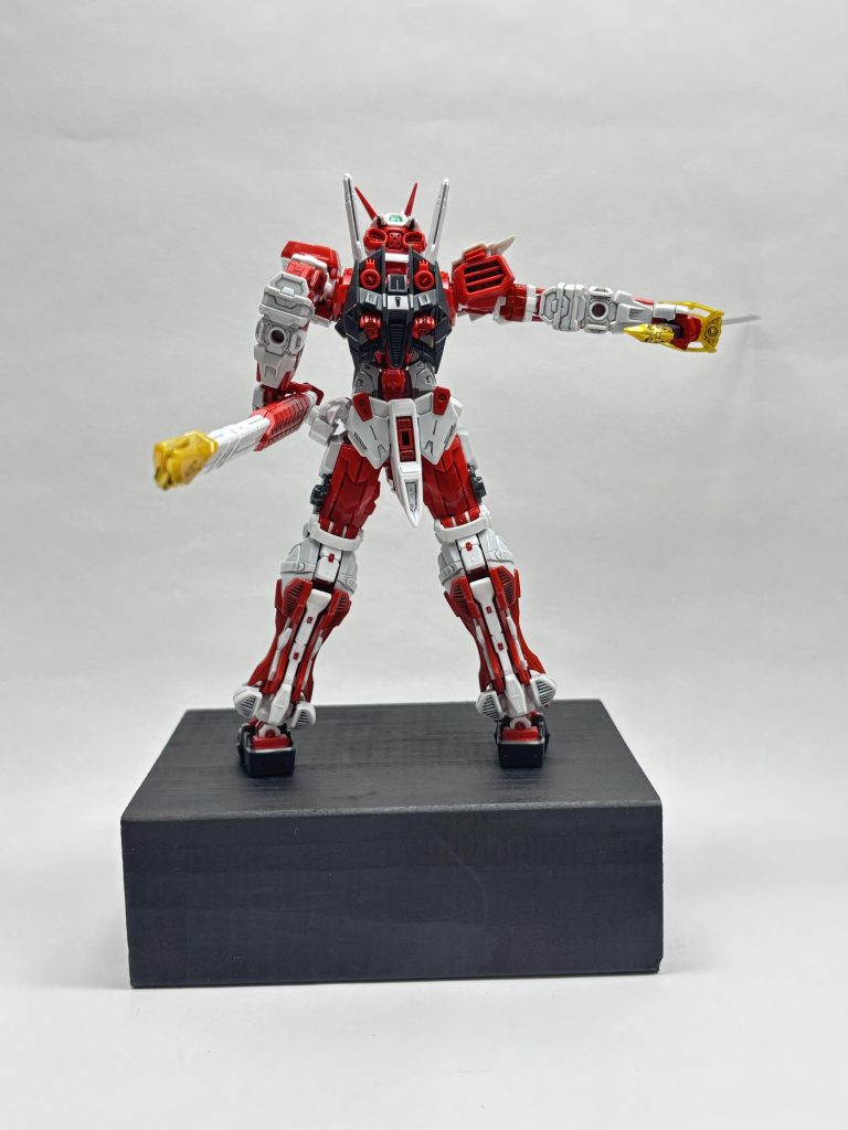 後ろと、今回はポージングをせずに固定モデルとして作ってみました。前々から木の台座の上に乗せるだけでめちゃかっこよくなるんじゃね?と思ってたのをやって見た感じです(*^^*)