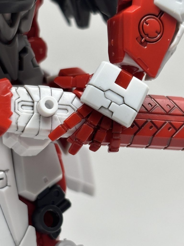 beforeの写真を撮るのを忘れてしまったのですが、左の表情付き平手を少しいじって鞘を握っている感じに。初めての加工で少し怖かったですが上手いこといったのでヨシ