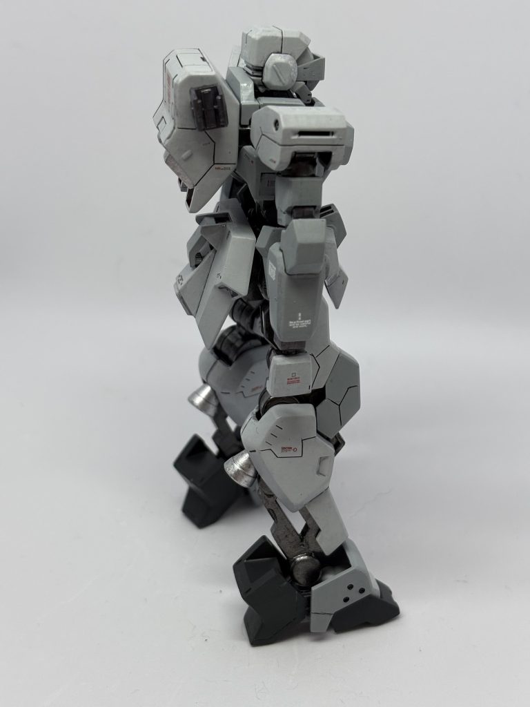 脚とバックパックに軽くパネルラインをスジボリしました。違和感ないと思う。