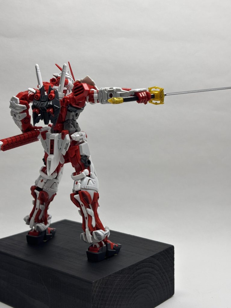 最後に斜め後ろから実はこれが1番かっこよく撮れていると思ってます笑てかアストレイなら何させても似合うんじゃないかな?笑でも組むならHGかMGをオススメしたいですね、RGは細すぎるここまでありがとうございましたm(*_ _)m今年もよろしくお願いします(遅い)