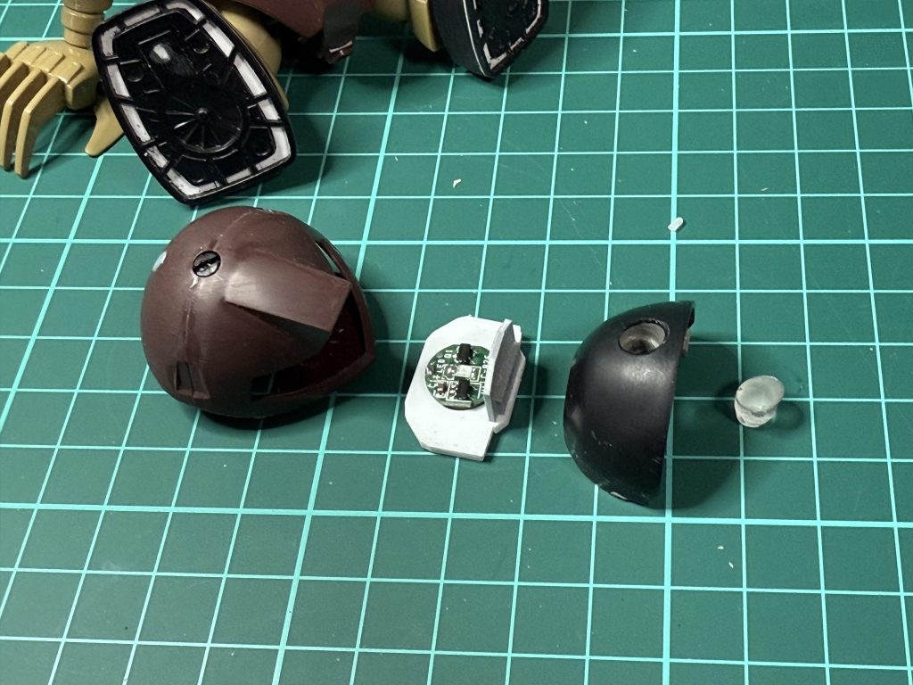 頭部の分離とモノアイのLED化。モノアイ部分に裏側にエポパテを詰めた上で6mm径の穴を開けて、UVレジンでクリア化してます。ビット・トレード・ワンの磁気LEDモジュールを使ってます。プラ板に穴を開けてモジュールをはめ込むようにしてます。