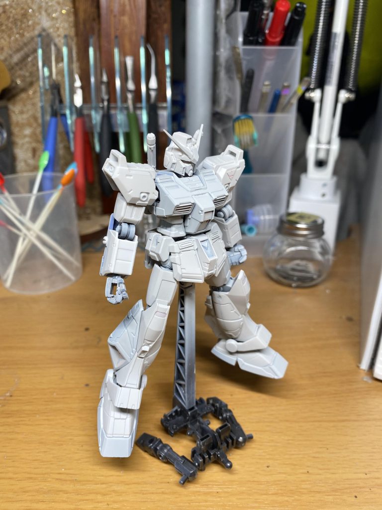 製作状況。加工前は写真を撮っていませんでした。表面処理は全体的に一皮剥くくらいの感じでヤスリがけ等を行いました。食玩なのでどうしてもエッジ等は少しだるいです。あと通常のガンプラより加工しにくい(硬い?)ので思いのほか手間がかかりました。