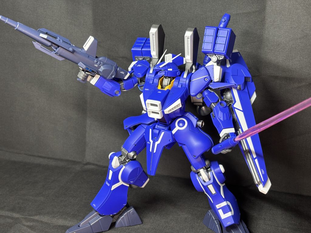 パケ写風ポーズ。MGならではのずっしり感がたまらないです。ビームサーベルもでかい