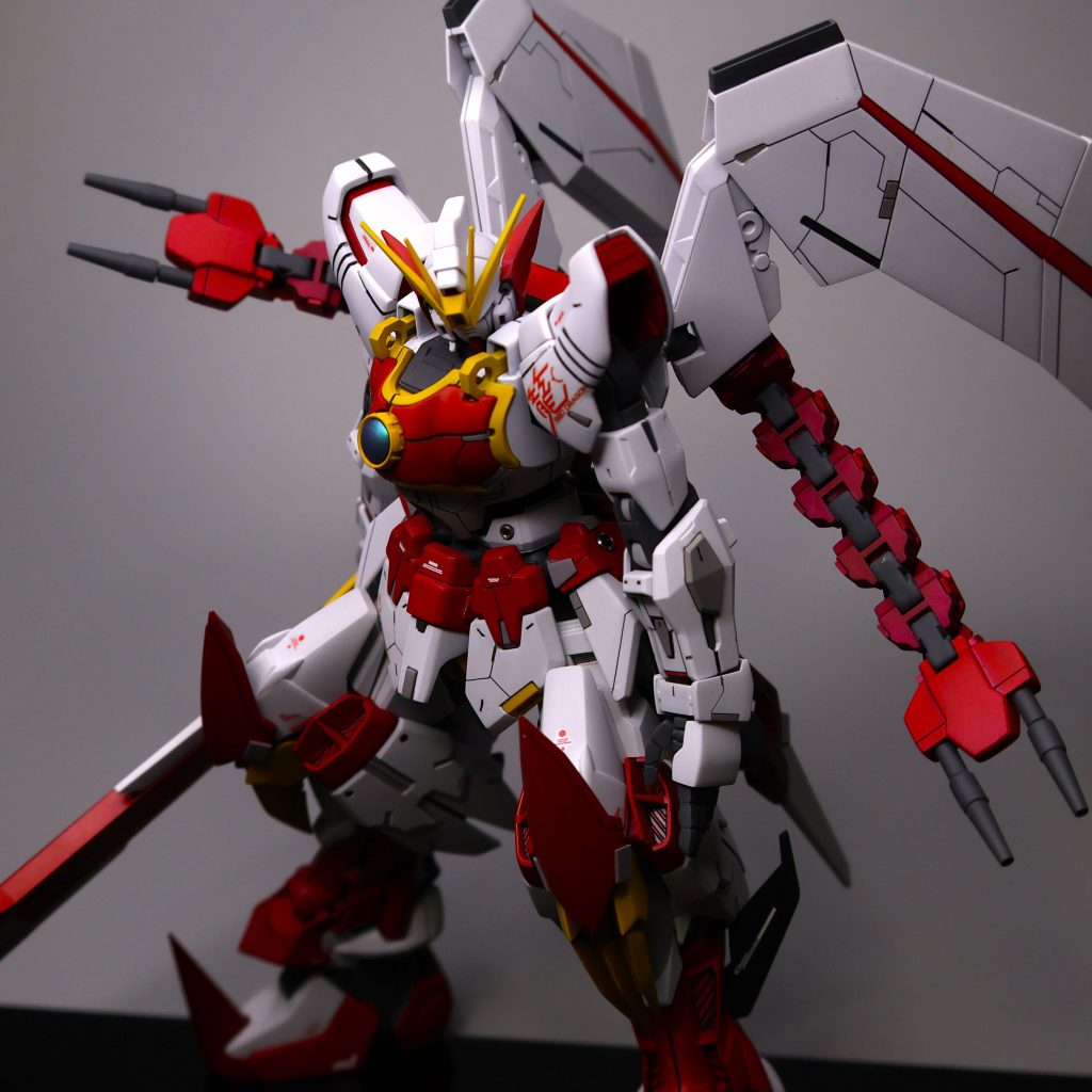 尻尾のようなビームキャノンは稼働するので前方の敵を攻撃したりと360度に対応してます!(あえてオールレンジ攻撃と言ってみる)