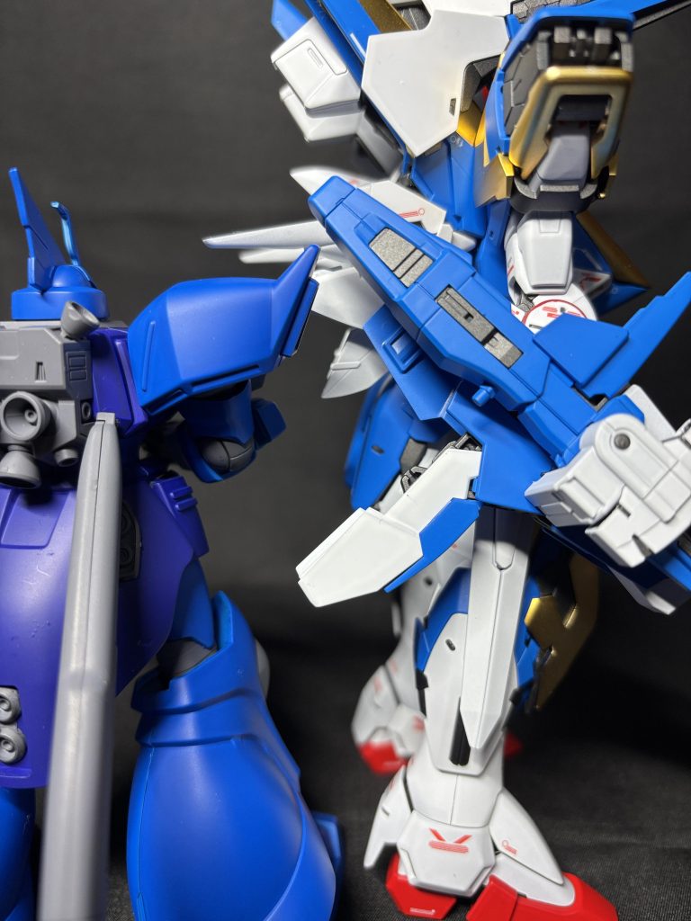 左がソニックブルー１００％、右が１０％ホワイトを混ぜたものです。 