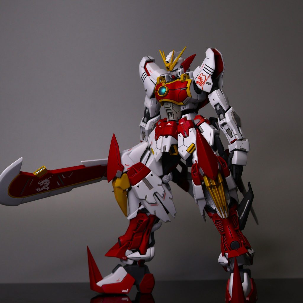 神炎龍(シェンヤンロン)ガンダムと申します。赤いシェンロンは一度作ってみたかったんですよね!ヒザの爪みたいなのはHG龍神丸から拝借してます、デカール含め完全に国産物しか使用してません!ついでにゼロシステムを発動できるようにしておきました。