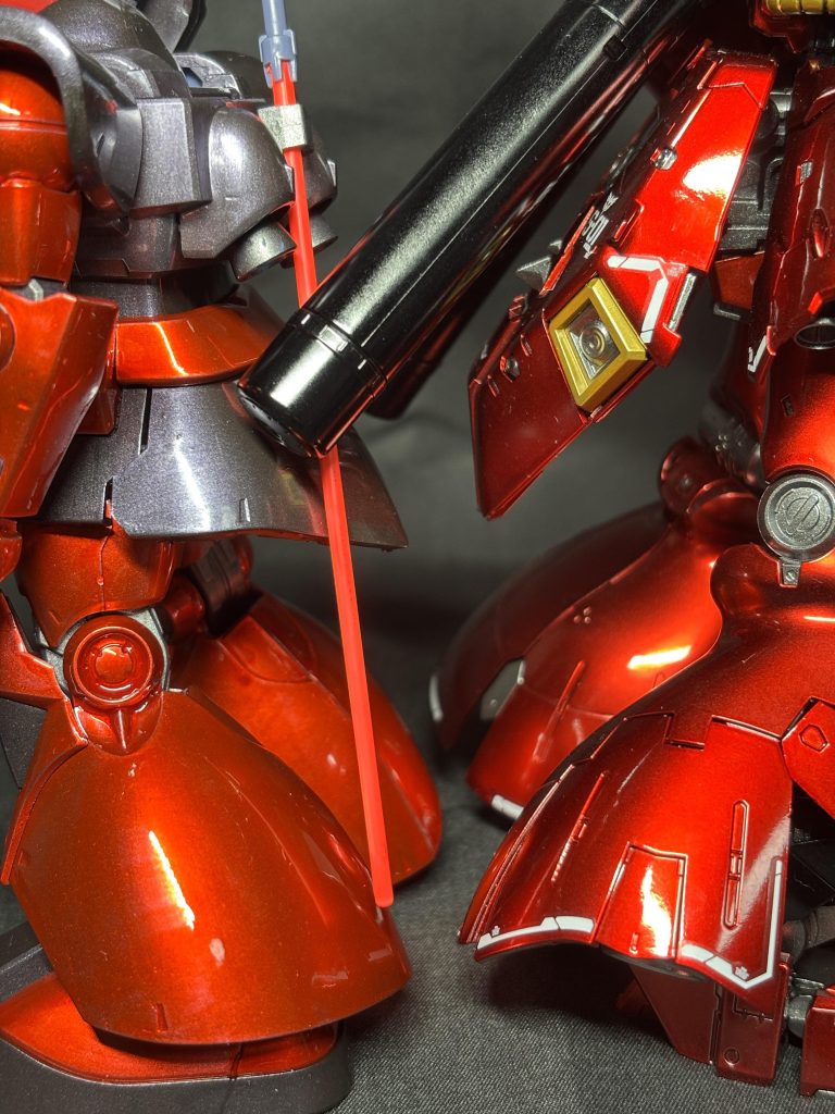 左が筆塗りアクリジョン、右がラッカー系エアブラシとなります。ぱっと見は綺麗ですがよく見るとムラが結構あります