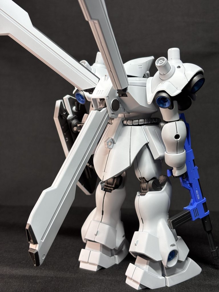 半分以上はほとんどギラドーガの流用なので後ろ姿はずんぐりしてます