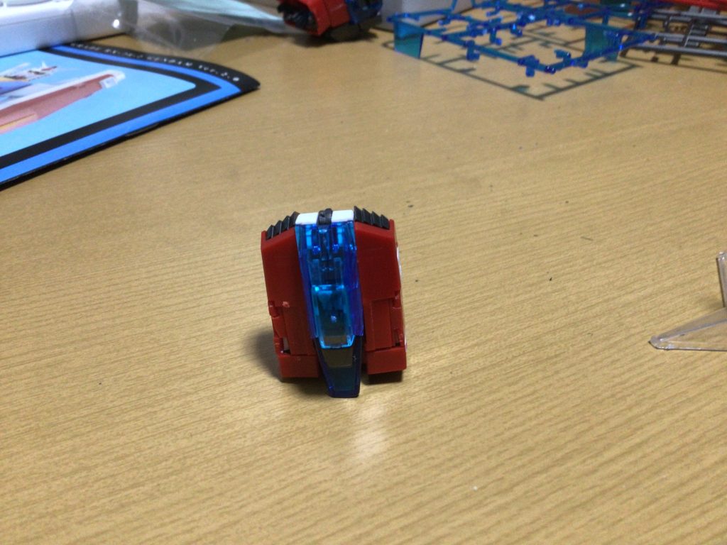 今度は初代本体と合体するポーズ前側これを見てるとインパルスガンダム思い出すなぁ