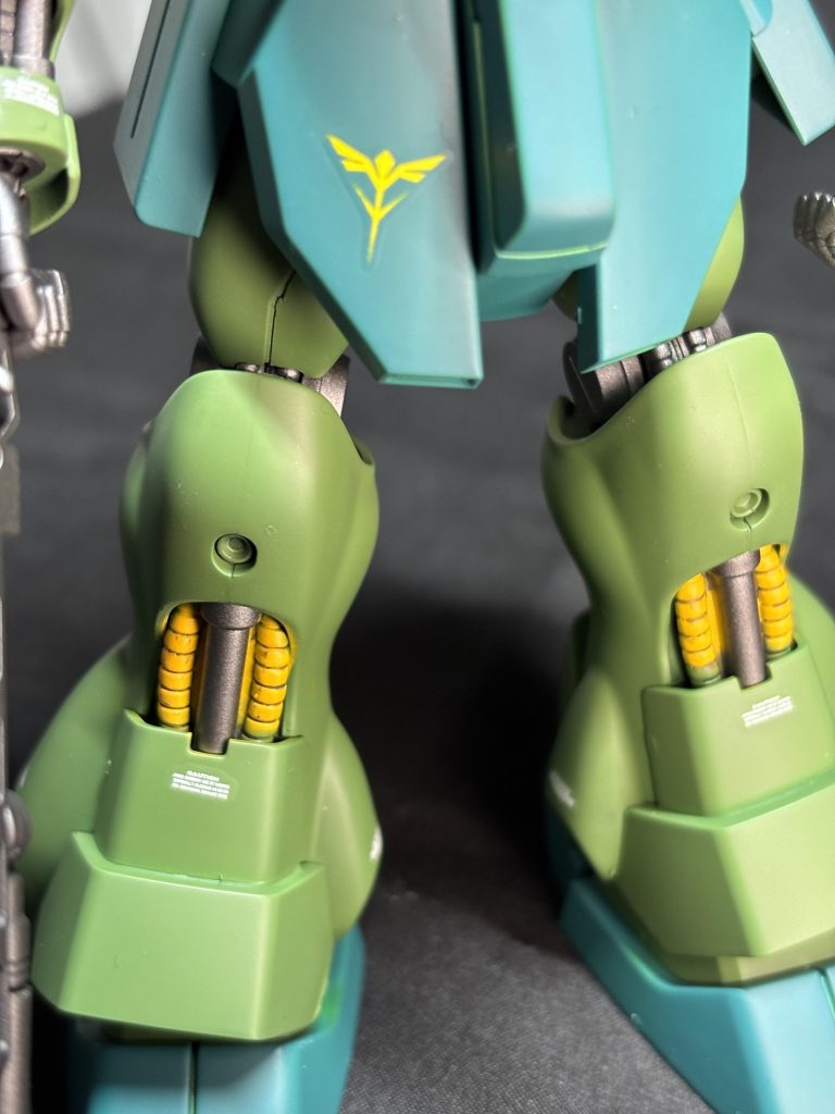 今回は合わせ目消しにトライしましたが結構跡が残ってます。マスキング塗装も微妙です。