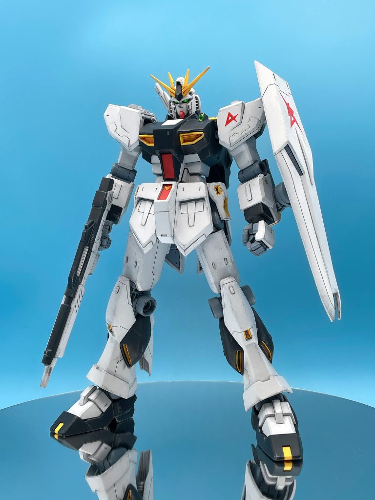 【パチ組の感想と改造】　みんな大好きνガンダムですが、このキットの感想はシュッとしすぎてる、細身でスマートすぎるので、劇中どおりに殴り合えるような力強さを出していきたい。そのため脚部を中心に胸部、前腕、バックパックにはプロポーションを変更する改造をしました。　追加ディテールも含めれば全身ほぼ手が入っています。仕上がってみると地味なのでお手持ちのキットと比較していただくと、いじった箇所がわかりやすいかと思います。　次からは大きく手を入れた箇所を紹介していきます。