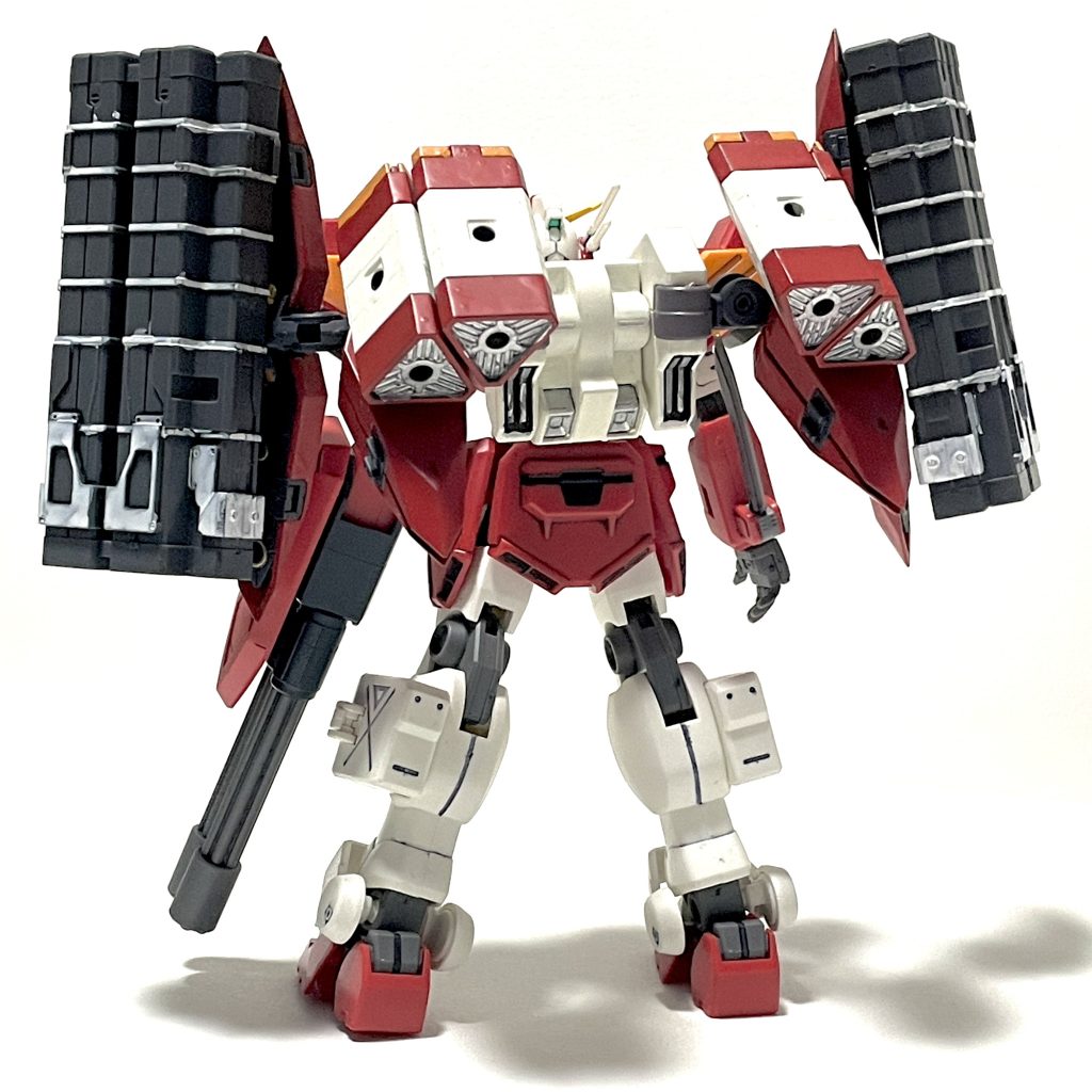 「アームドコリドー」は偏向スラスターであると同時に万能ウエポンマウントラックであり、改修直後には大小様々なミサイルランチャーを搭載していた。