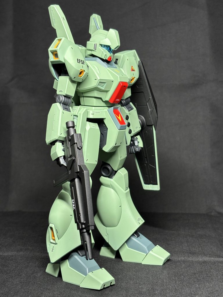 デカールは逆シャアとzの1/100用を使いました。黒文字ってなかなか少ないですよね。